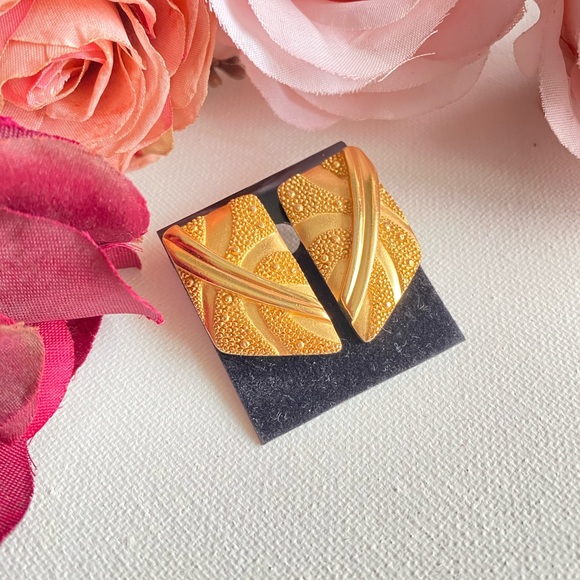 Vintage 80’s MONET Gold-tone Pierced Earrings - Picture 5 of 8